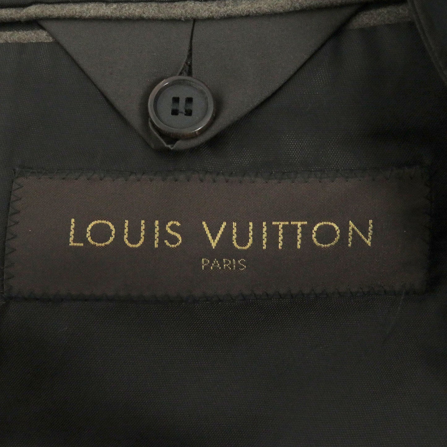 LOUIS VUITTON suit Outer material: 100% wool (Super 130's) Body lining: 100% cupra Sleeve lining: 100% polyester Brown 44